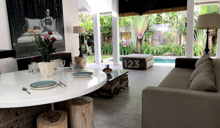 Rent Monthly Villa Enclosed Living With Garden pool In Kerobokan 8