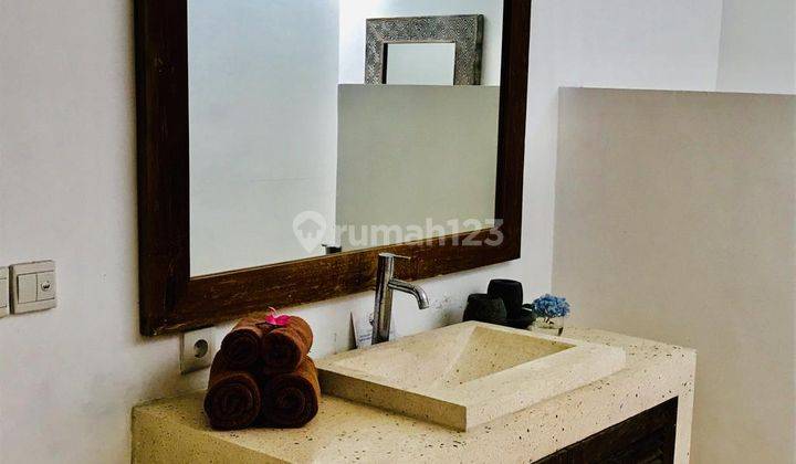 Rent Monthly Villa Enclosed Living With Garden pool In Kerobokan 11