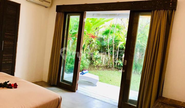 Rent Monthly Villa Enclosed Living With Garden pool In Kerobokan 13
