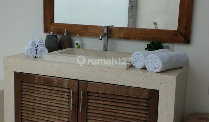 Rent Monthly Villa Enclosed Living With Garden pool In Kerobokan 16