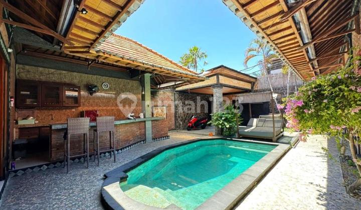 Rumah Bagus Dengan Style Klasik Tropis 3 Kamar Tidur Di Seminyak 2