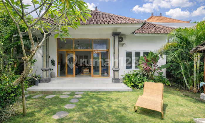 Villa 3 Kamar di Padang Linjong dengan Taman Luas 4 Mnt ke Pantai 1