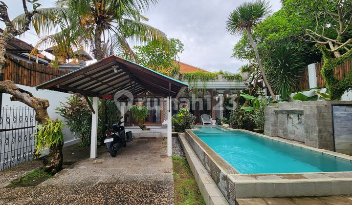 Villa Cantik 3 Kamar di Kerobokan Furnished dengan Pool dan Taman