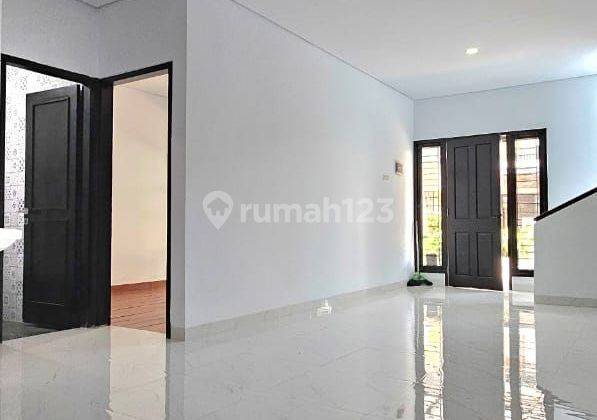 Rumah Like New!! Siap Huni Tinggal Masuk Dalan Cluster di Emerald Town House Sektor 9 Bintaro 2