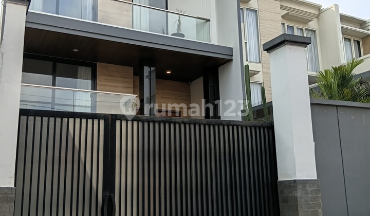 House with Swimming Pool in Kebon Jeruk West Jakarta Gb-17589