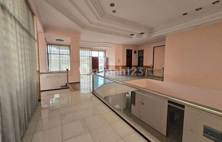Rumah Satelit Indah STRATEGIS garasi 2, carport 2