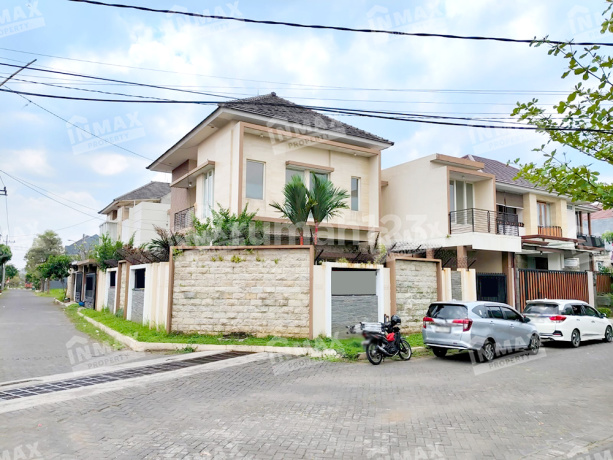 Luxury House, 2-Story Building, Hook Position in Blimbing Area, Malang City