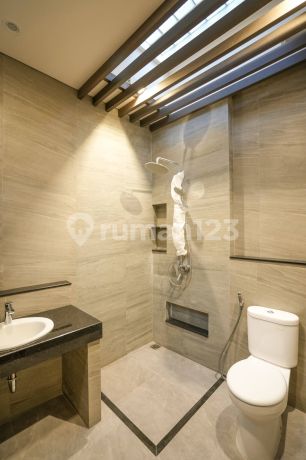 SHM 2-Story House Grisea Spring, Lake View