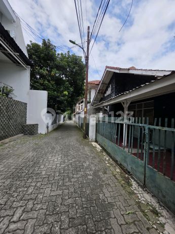 Rumah Lama Hitung Tanah di Lokasi Bagus dan Tenang