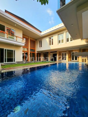 Rumah Tropical Modern Dekat Dengan Area Golf Pondok Indah