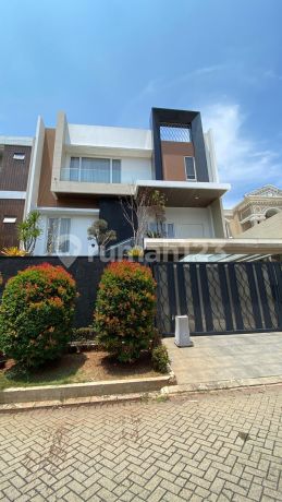 Modern Minimalist Beautiful 4-Storey Ready-to-Occupy Catamaran House