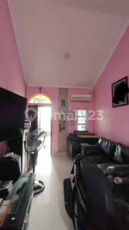 Rumah Depan Taman. Lokasi Strategis.