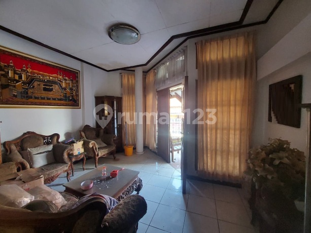 Rumah Split Level Bangunan Terawat di Cibolerang Indah 