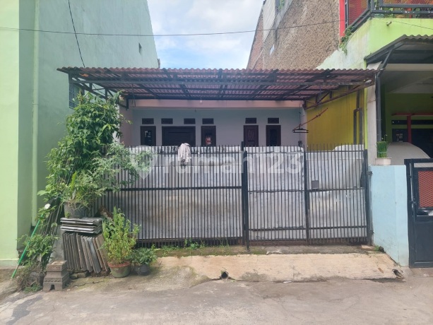 Well-Maintained House, Ready to Occupy, Close to Toll Road in Bumi Asri Mekar Rahayu.