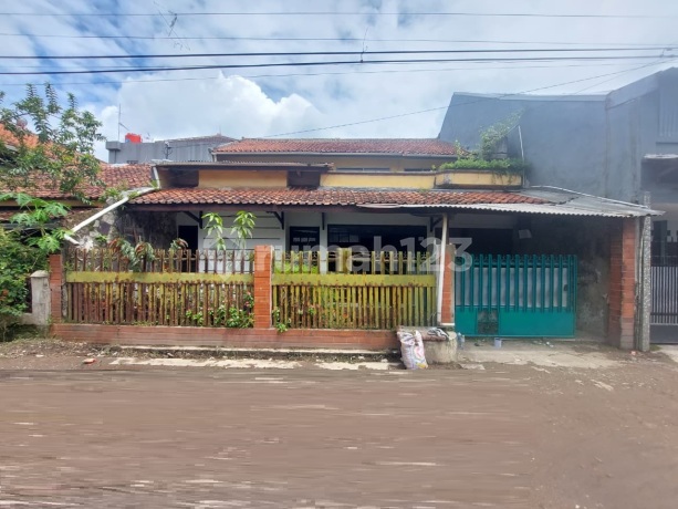 Rumah Bangunan Terawat dan Dekat ke Jalan Utama di Kota Baru Cibaduyut