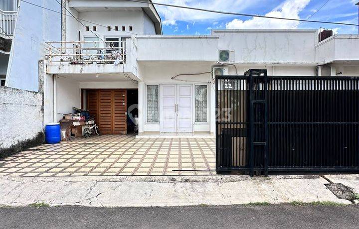 Rumah di Kebayoran Lama Lokasi Strategis Jarang Ada