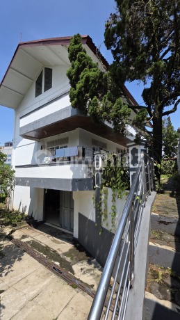 RUMAH TINGGAL, DI CIPAGANTI PERMAI BANGUNAN KOKOH  HITUNG TANAH 