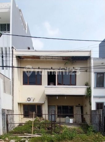 Rumah Second 2 1/4 Lantai Butuh Renovasi Total