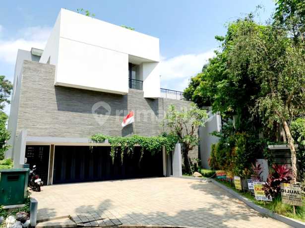 Rumah di Bukit Golf BSD City, Mewah Modern 3Lantai, Ada Swimming Pool