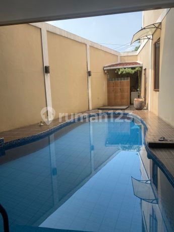 Rumah dengan Kolam Renang di Griya Bukit Jaya Cikeas Cibubur