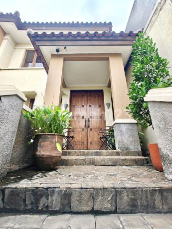 Rumah Mewah Mega Kebon Jeruk, Furnish Ada Kolam Renang
