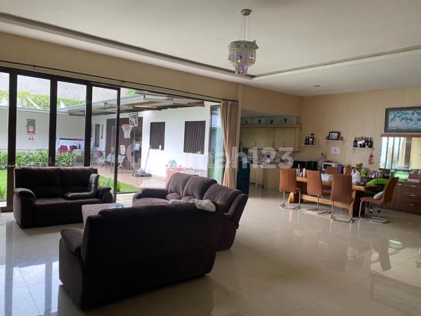 Rumah Luas Ada Taman di Cipaku Indah Bandung