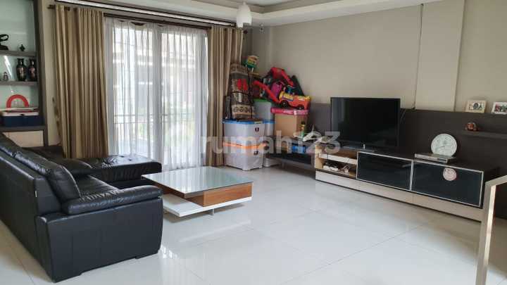 Rumah Mewah Sudirman Town House 2,5 Lantai, Semi Furnished