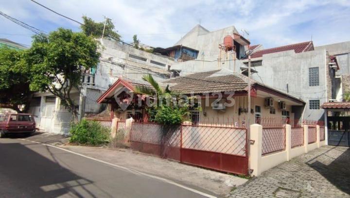 Affordable 1.5-Story House Suitable for 6-Room Boarding in Cempaka Putih, Jakarta
