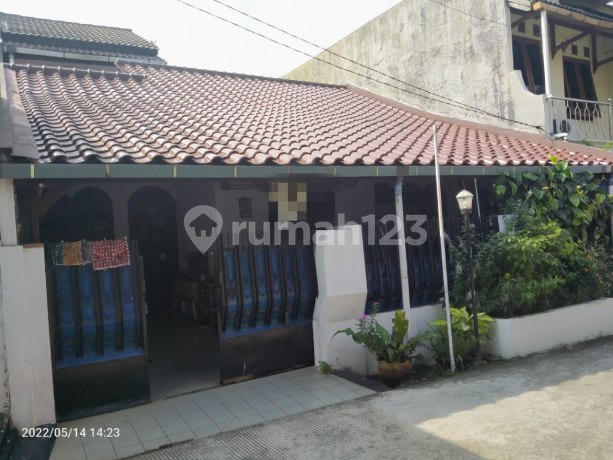 Ready-to-Occupy House Near Playground in Complex Adjacent to Jalan Juanda Depok Ready-to-Occupy House Near Playground in Complex Adjacent to Jalan Juanda Depok