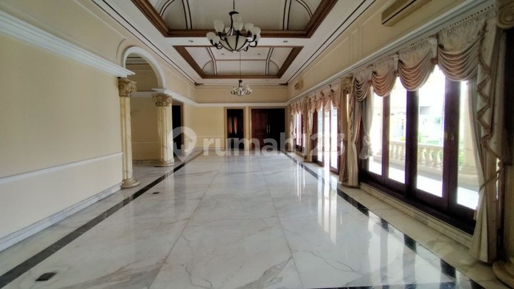 Rumah Siap Huni dan Terawat di Jemur Andayani Furnished + Kolam Renang
