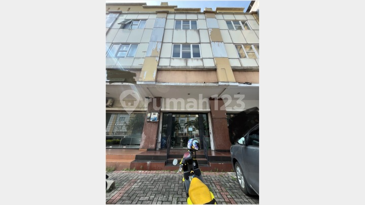 For quick sale: Golden Boulevard shop house includes lift, former laboratory.