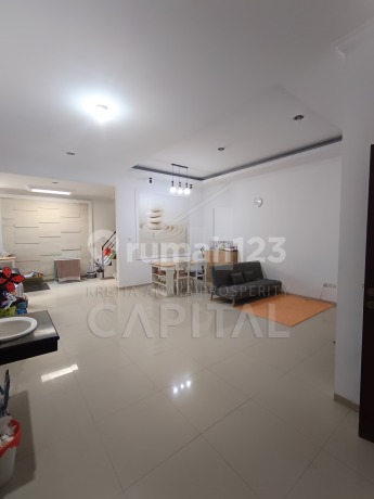 Beautiful, Well-Maintained House in Taman Holis Indah 1, Close Access to Pasirkoja Toll Road, Bandung