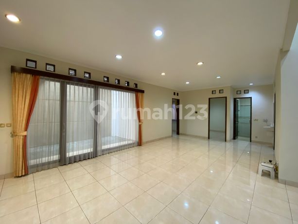 Rumah Terawat Siap Huni di Komplek Setraduta Bandung Rumah Terawat Siap Huni di Komplek Setraduta Bandung