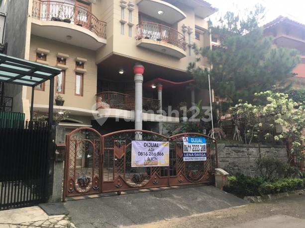 Rumah 3Lantai Komplek Parahyangan Rumah Villa - Prv Gegerkalong Bandung