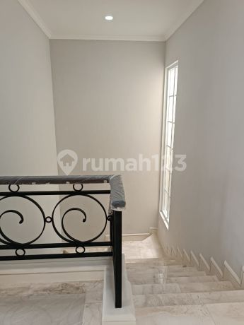 Camden House Jakbar 3 Lantai Siap Huni Dalam Cluster