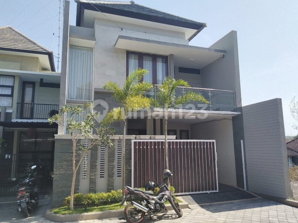 Rumah Nyaman di Lingkungan Komplek Perumahan Rumah Nyaman di Lingkungan Komplek Perumahan