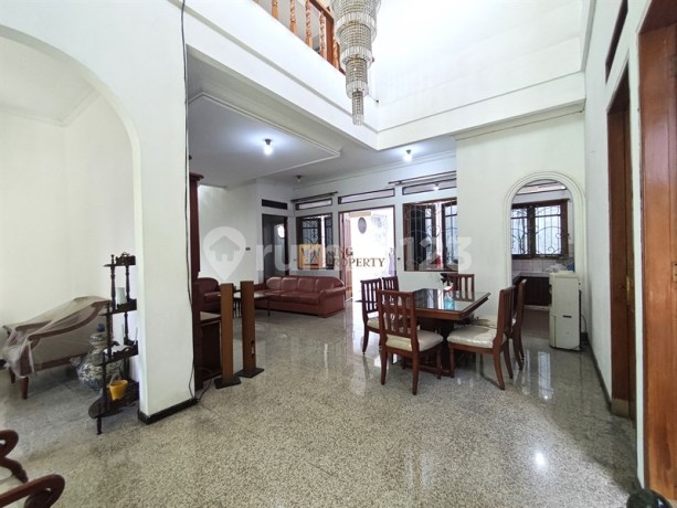 Oase Tenang di Tengah Kota - Rumah Luas Kopkamtib Joglo, 10 Menit ke Puri Indah, Fasilitas Keamanan 24Jam, Gerbang Utama & Jalan Lebar, Sistem One Gate, Musholla & Tempat Ibadah, Akses Air Bersih & Listrik Stabil, Lingkungan Rapi & Terawat