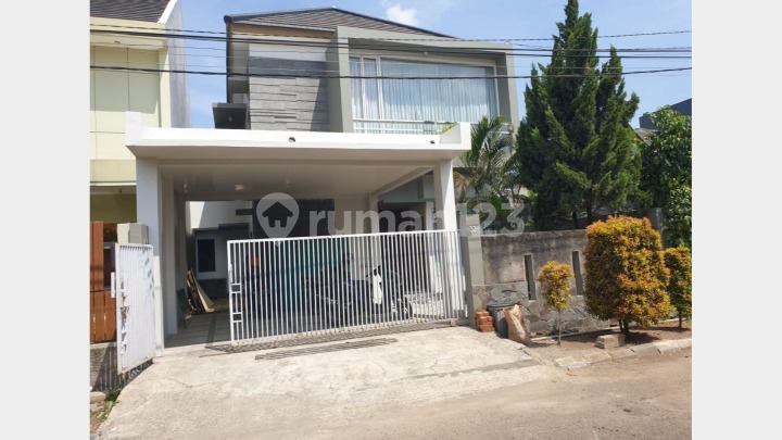 Luxury House in a Cluster at Pelangi Antapani Bandung