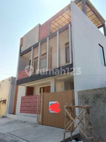 For Sale 3-Story House Menoreh Sampangan Back of the Subdistrict