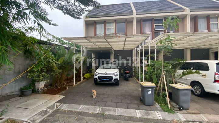 Rumah Cloverhill Posisi Pojok Strategis Rapi Siap Huni