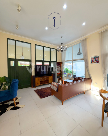 Rumah Modern dengan Kolam Renang Pribadi Rumah Modern dengan Kolam Renang Pribadi