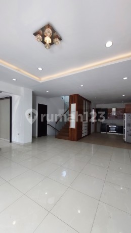 Rumah Mewah 3 Lantai di Sudirman Town House