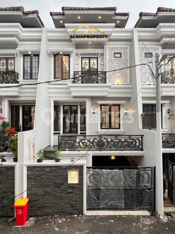 Rumah Ada Kolam Renang Kebagusan