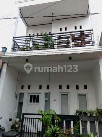 Rumah Asri 2 Lantai di Perum Reni Jaya Pamulang