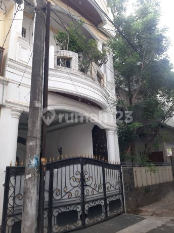 Rumah Cantik 3 Lantai Bonus Furnish di Duren Sawit