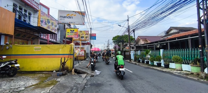 Old Pisangan House 3 Suitable for Business, The Most Crowded and Strategic Location for Business!!