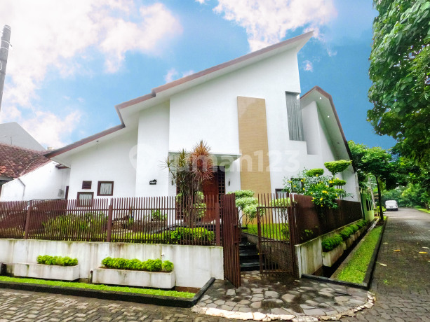 For Sale: Spacious 265 m² House in Villa Gunung Lestari, Ciputat