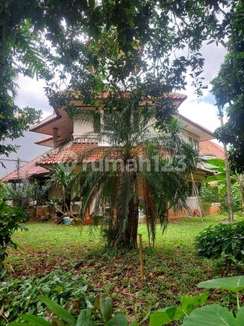 For Sale - Strategic Hook House with Land Calculation in Bukit Pratama Complex, Lebak Bulus, South Jakarta