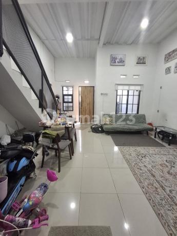 Jual Cepat Full Renov Cantik 2 Lantai SHM Komplek Green City View