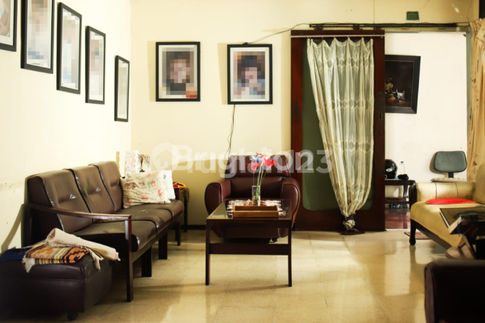 RUMAH CLASSIC 2 LANTAI DI KOMPLEK DEPDIKBUD
